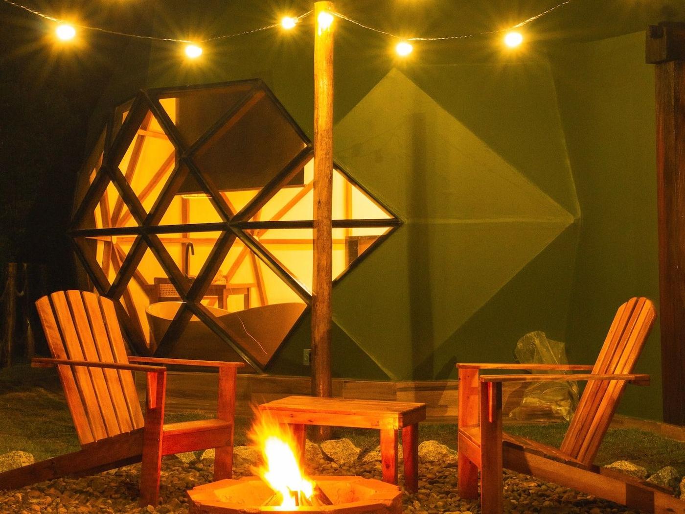 Fogueira acesa com o Zome iluminado ao fundo