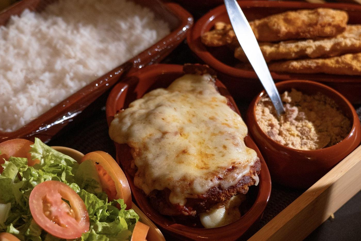 Jantar com parmegiana, arroz, feijão e salada